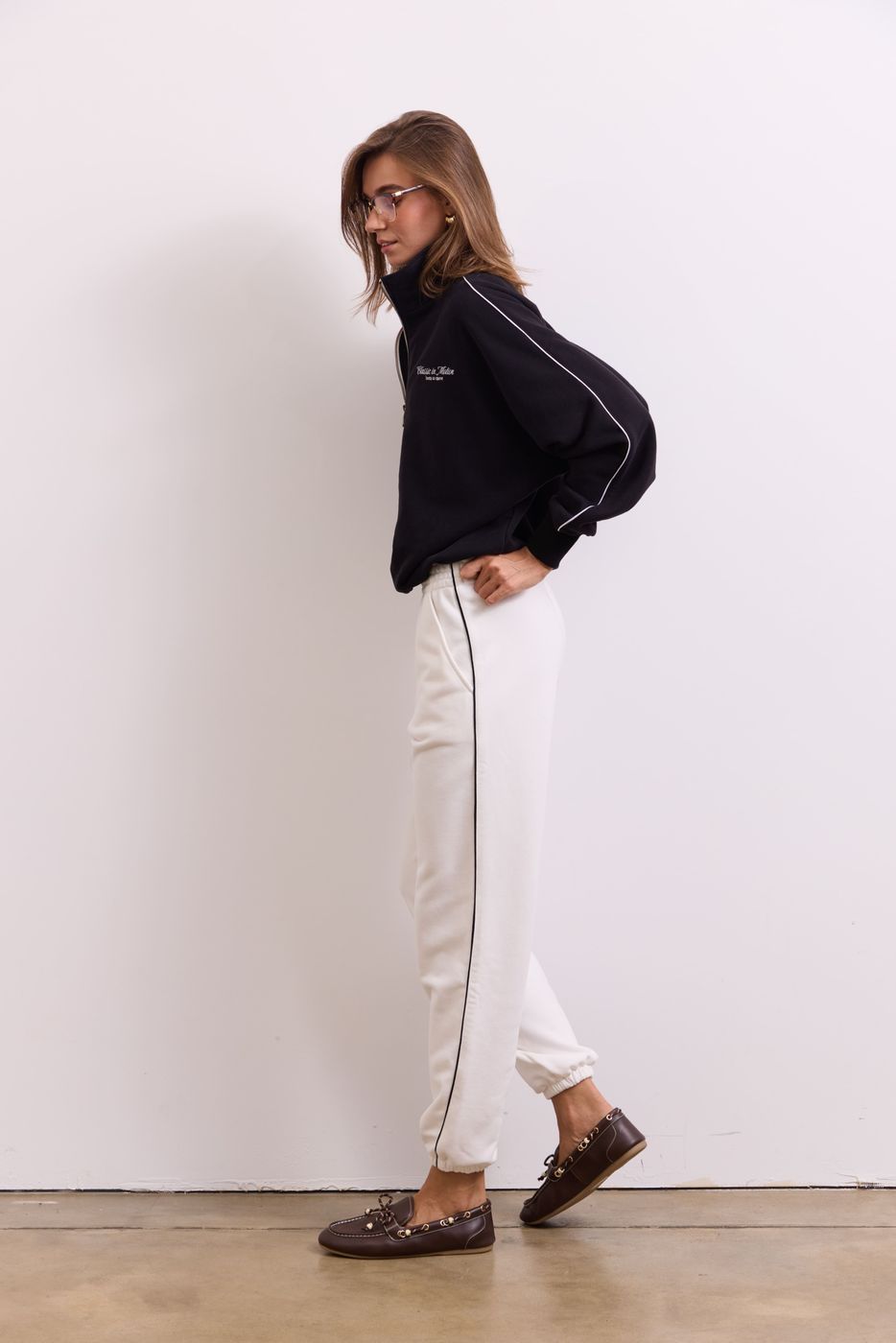 Брюки Joggers Classic in Motion, Молочні/Чорний кант